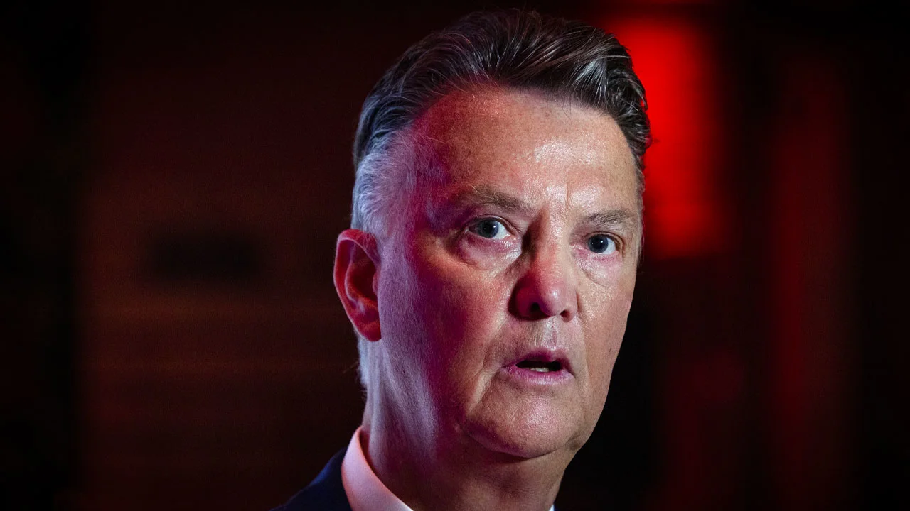 Beleggersclub Ajax uit zorgen over Van Gaal: ‘Wat is zijn rol?’