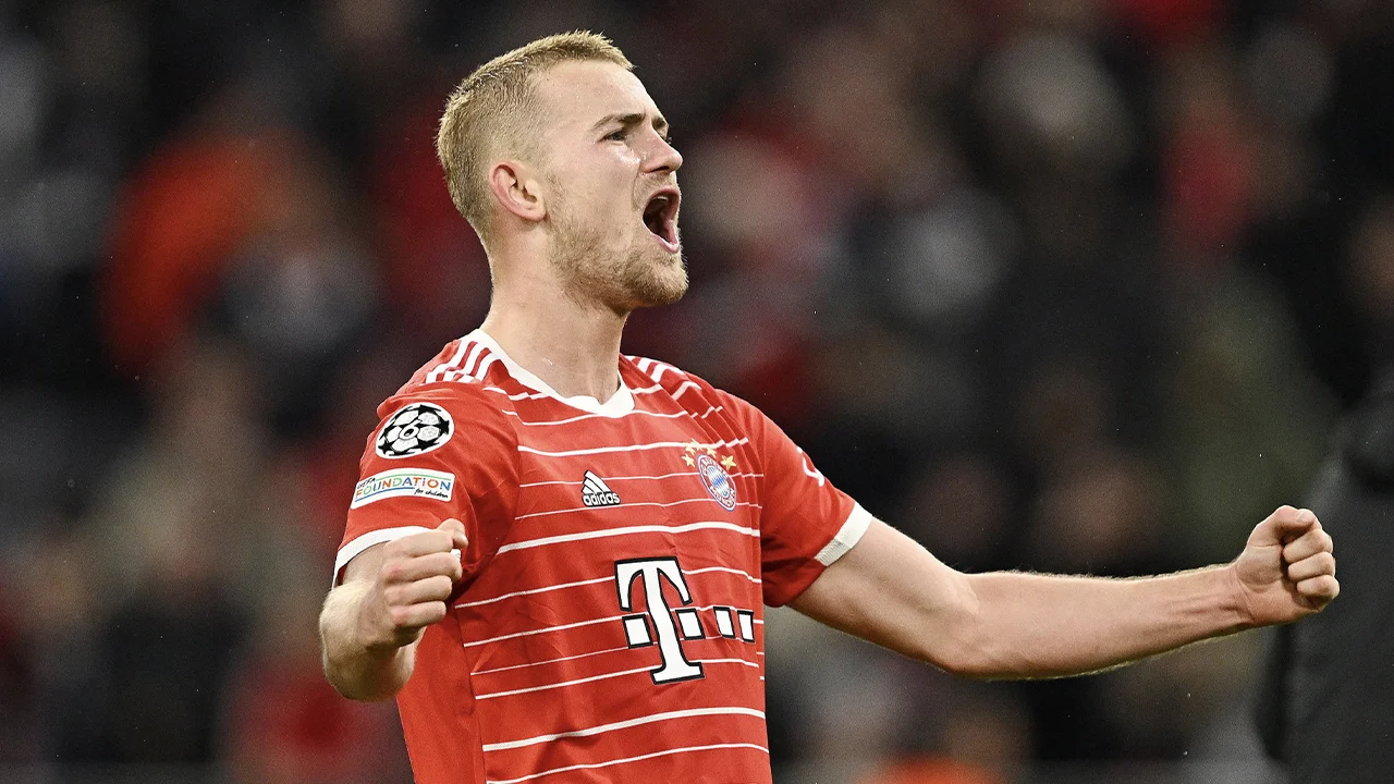 Matthijs de Ligt verschijnt aan aftrap van Duitse topper Bayern München - Dortmund