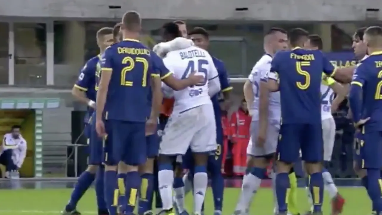 Balotelli stapt boos van het veld na racistische geluiden vanaf het publiek