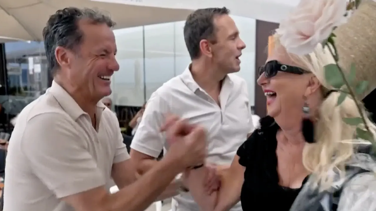 John de Bever ontmoet Monique Hansler: 'Ik had jou een stuk knapper verwacht!'