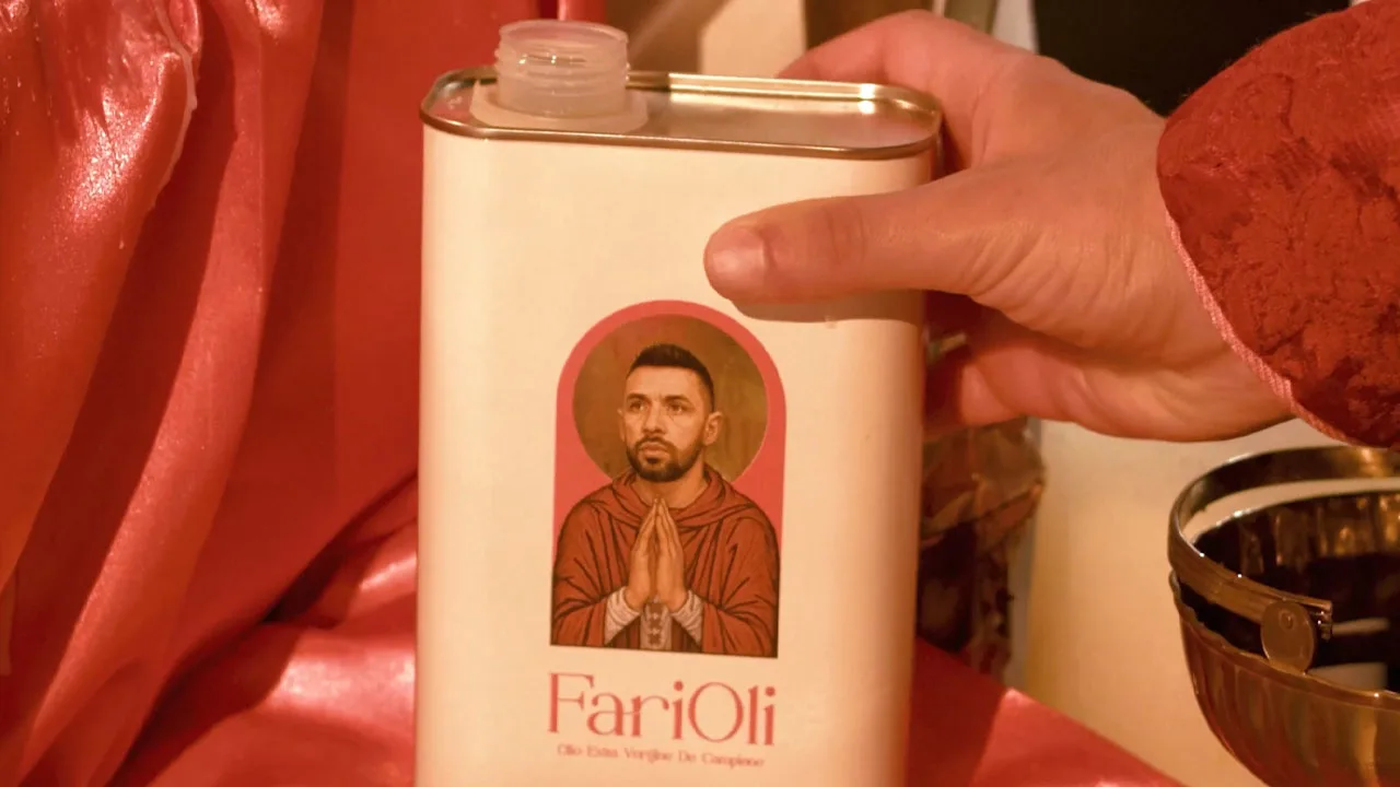 Ondernemers bedanken Ajax-trainer Farioli met eigen olijfolie