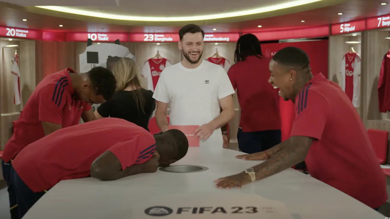 Ajax-teamgenoten gaan stuk om zilveren FIFA-kaart van Calvin Bassey