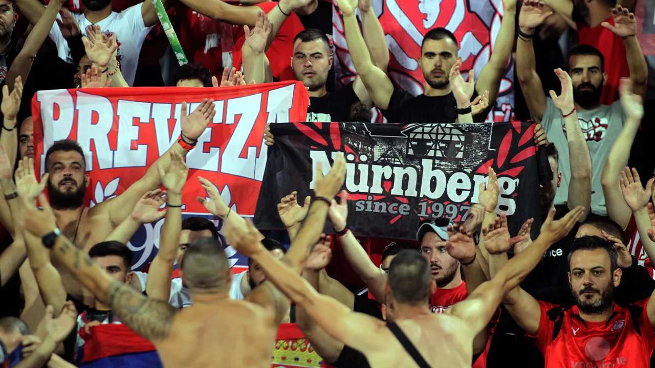 Griekse hooligans overvallen duel in Youth League