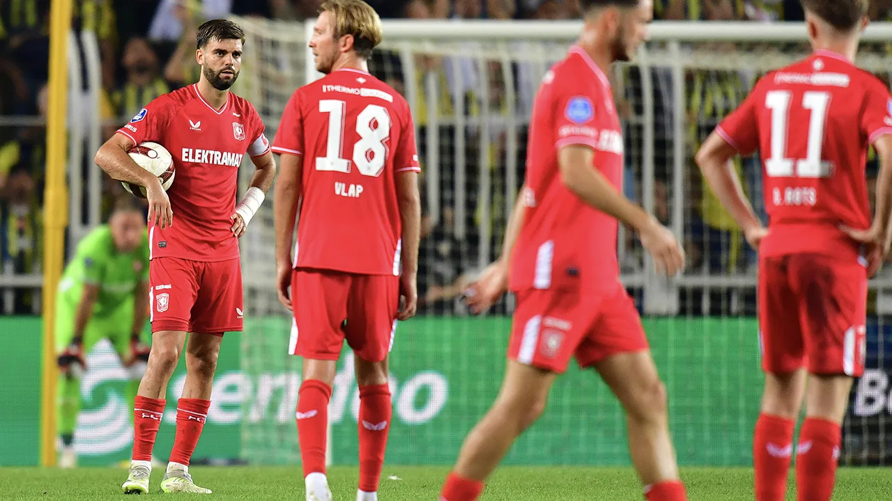 FC Twente na goed begin met tien man hard onderuit tegen Fenerbahçe