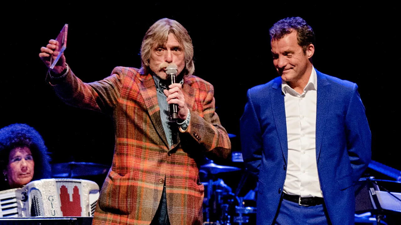 Johan Derksen op reis met John de Bever
