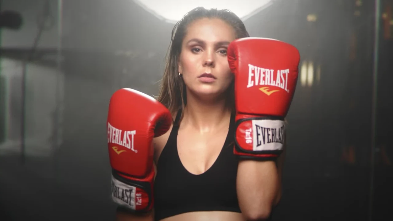 ZIEN! Oranje Leeuwin Lieke Martens schittert in vurige shoot voor FHM