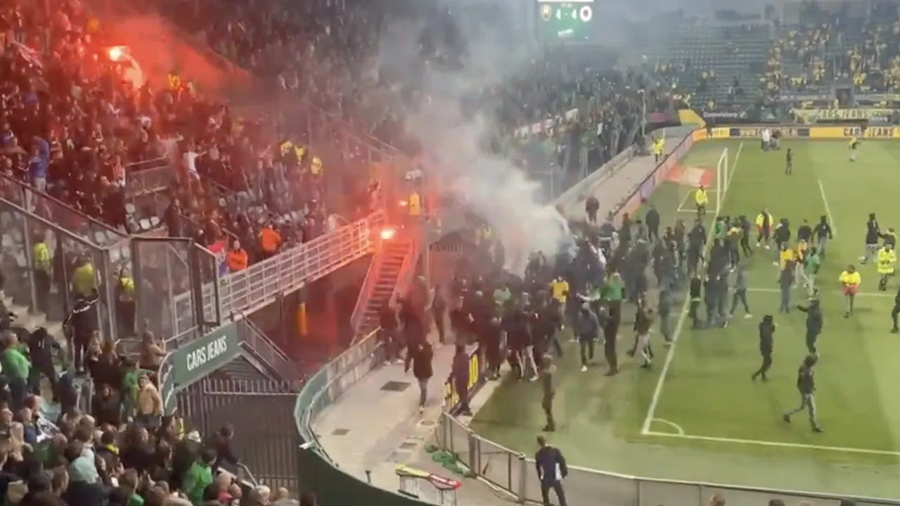 Schandalig: ADO-hooligans bestormen veld en bestoken uitvak met vuurwerk
