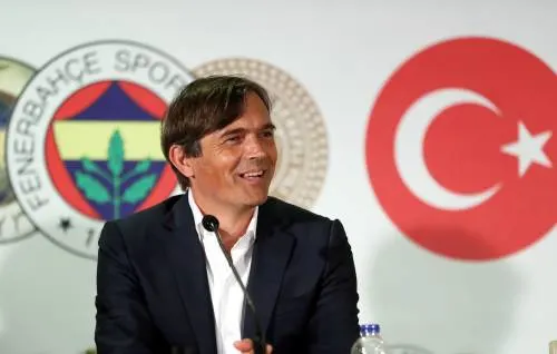 Cocu denkt niet aan snel vertrek uit Turkije