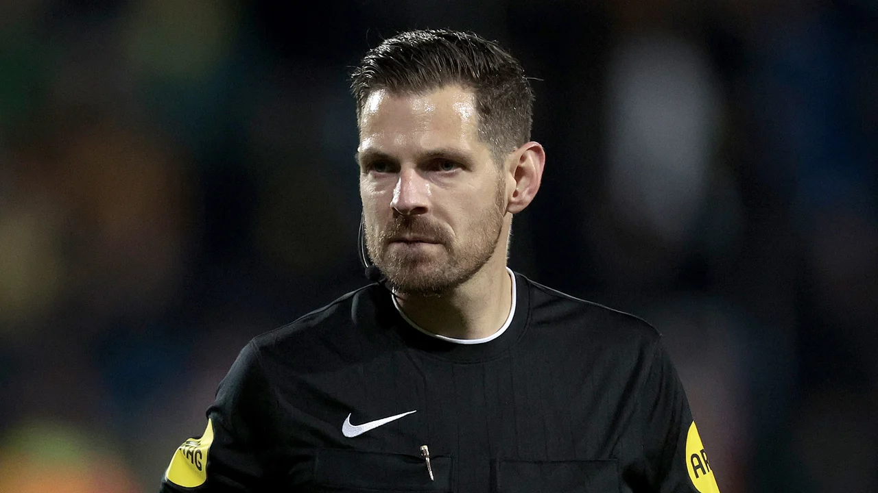 Jochem Kamphuis stopt als scheidsrechter betaald voetbal