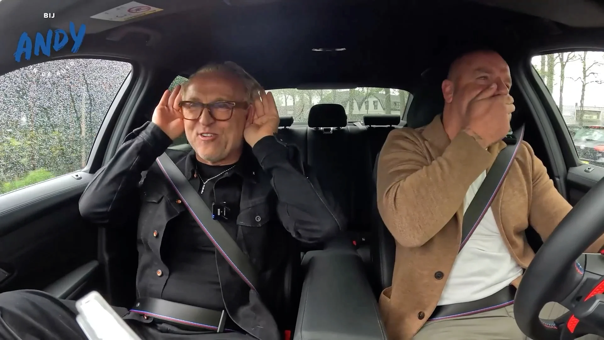 Gordon en Andy niet mals over Songfestival-commentator: 'Die oren!'