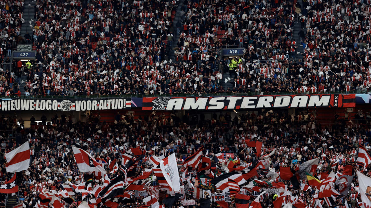 Ajax treedt hard op en blokkeert 25 seizoenskaarten