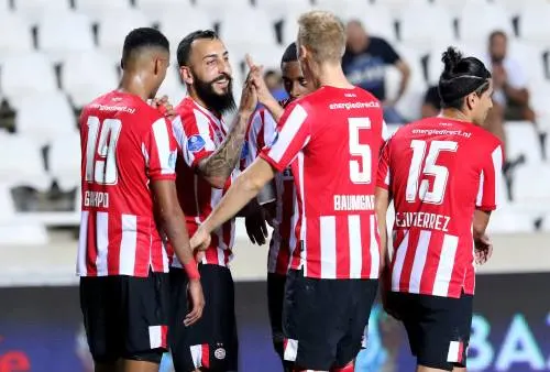 PSV wint overtuigend en plaatst zich voor de Europa League