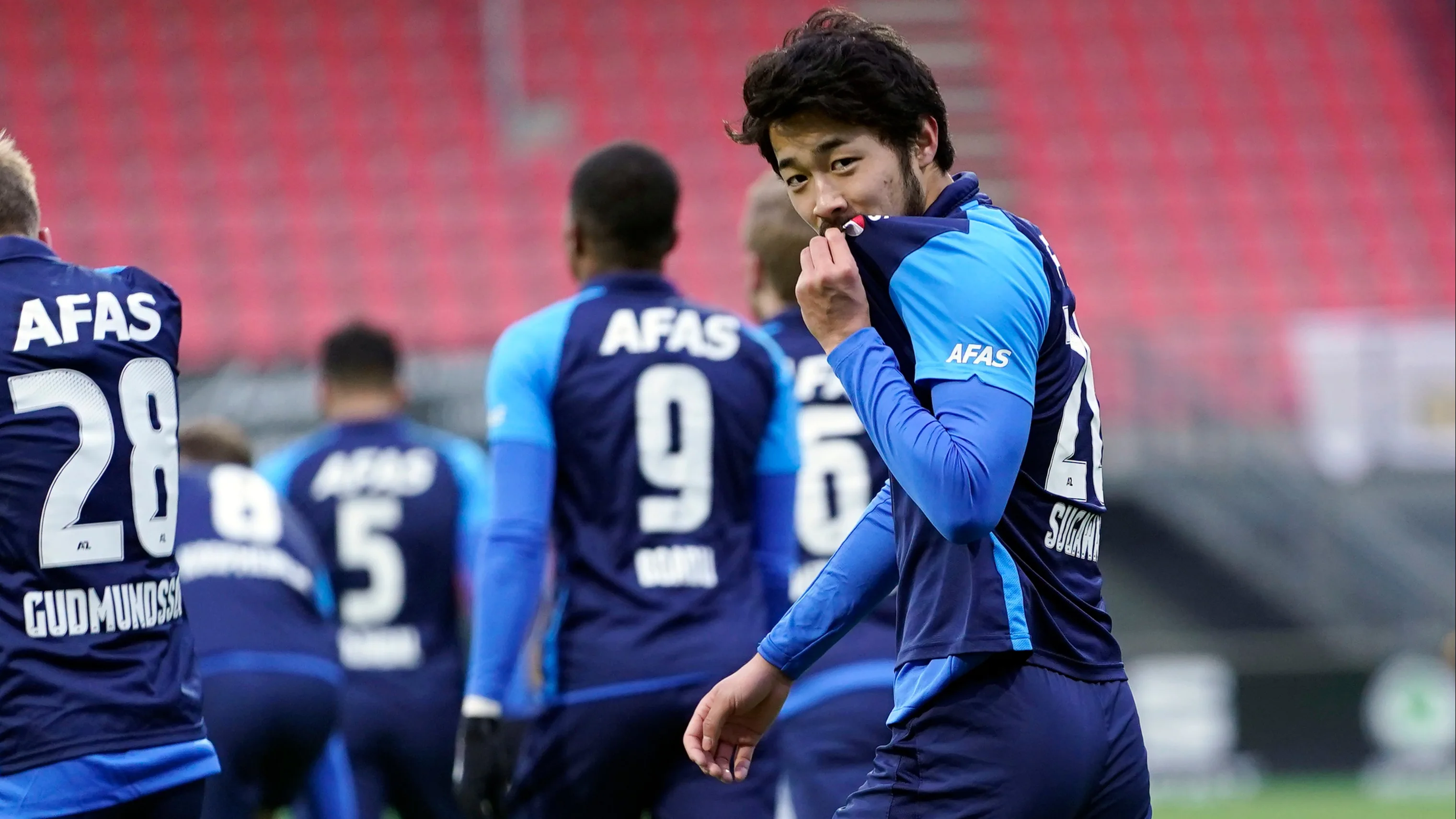 Sugawara schiet AZ tijdens uitduel met Emmen naar nipte zege