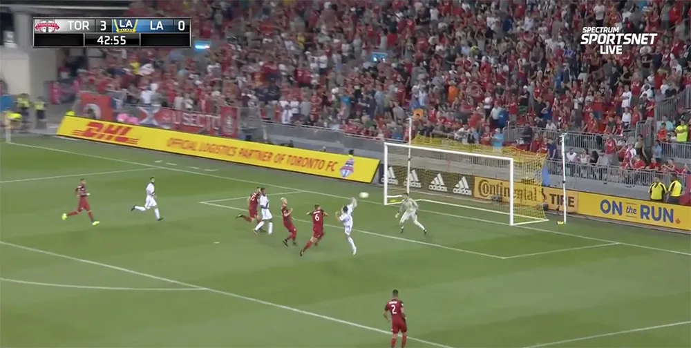 WAUW! Zlatan maakt zijn 500ste carrièredoelpunt in Ibrastyle! 🔥