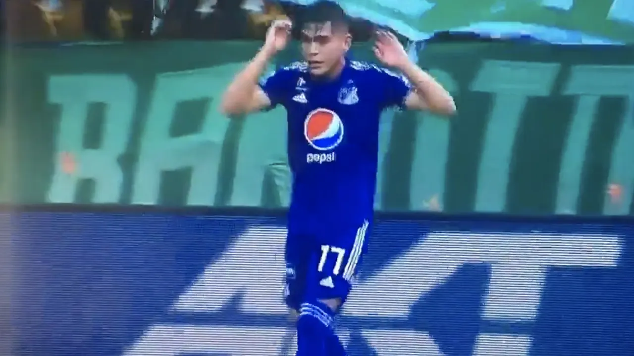VIDEO: speler in Colombia tijdens chaotisch duel bekogeld met een mes
