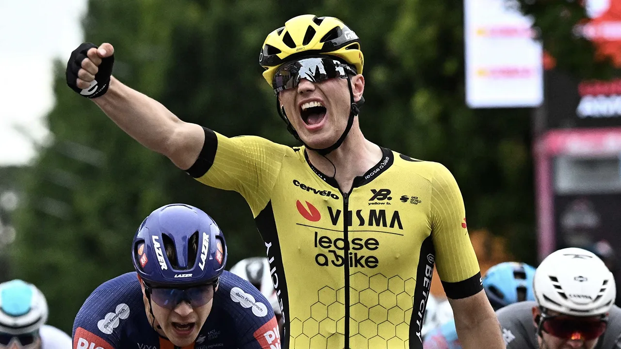 Olav Kooij wint slotetappe in door ploeggenoot Simon Yates gewonnen Giro d'Italia
