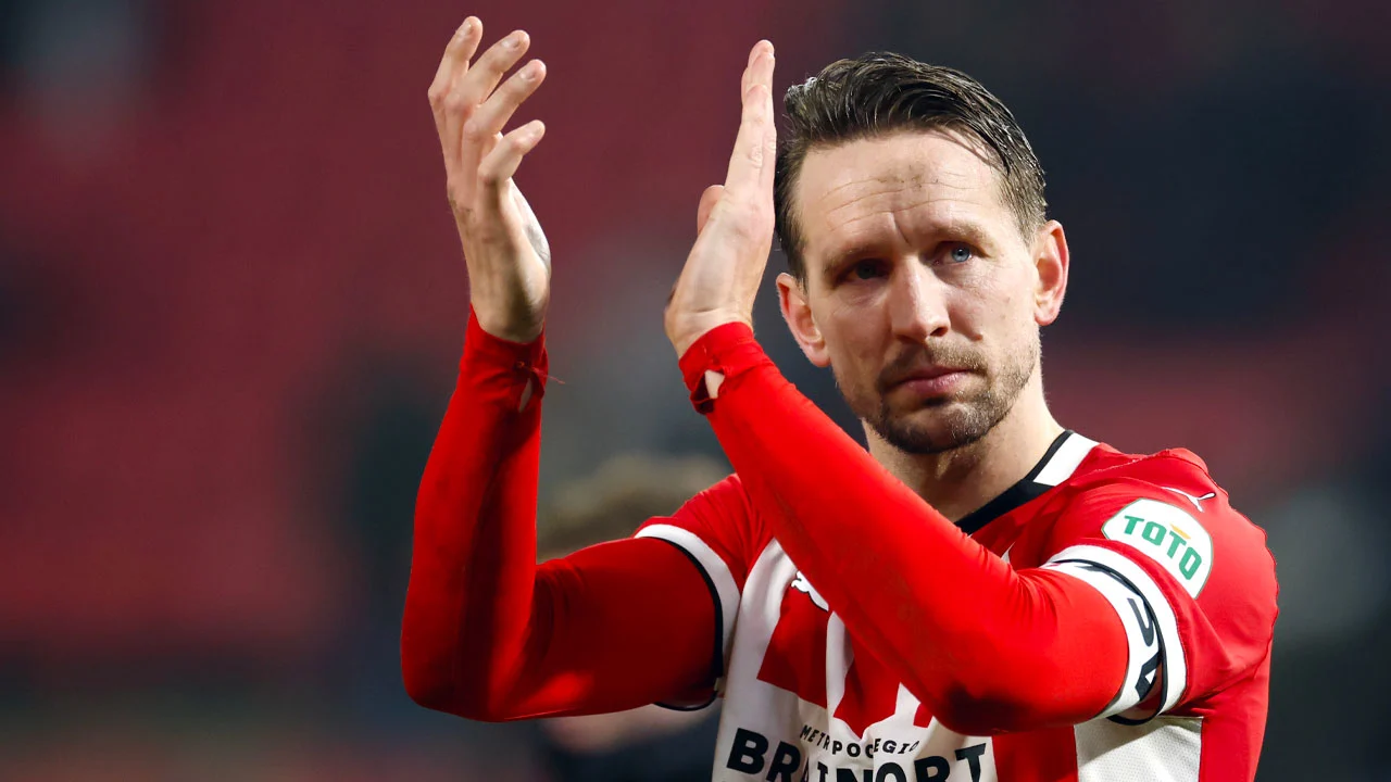 'Luuk de Jong mist seizoensstart PSV door twijfel over toekomst'
