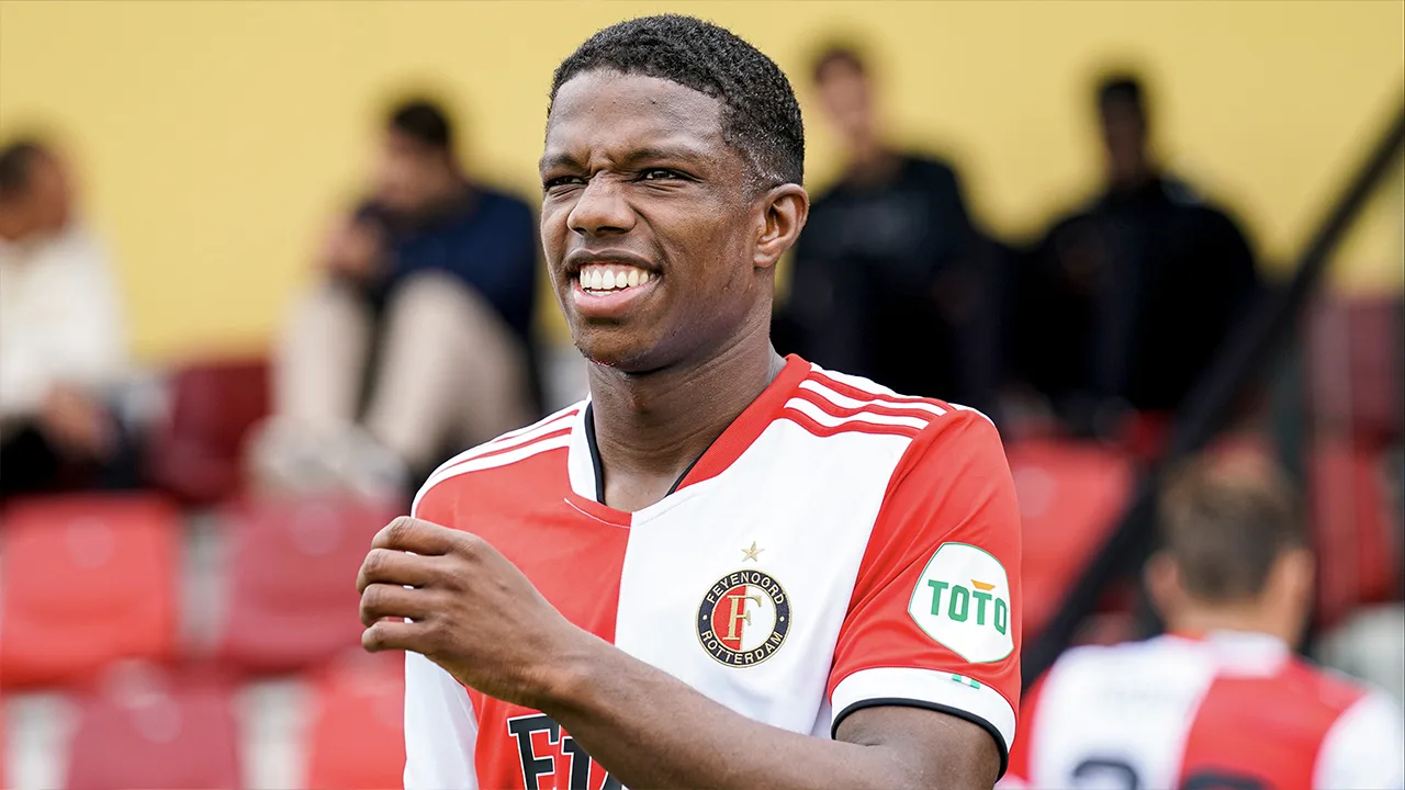 'Bayern München aanwezig in De Kuip voor Malacia'