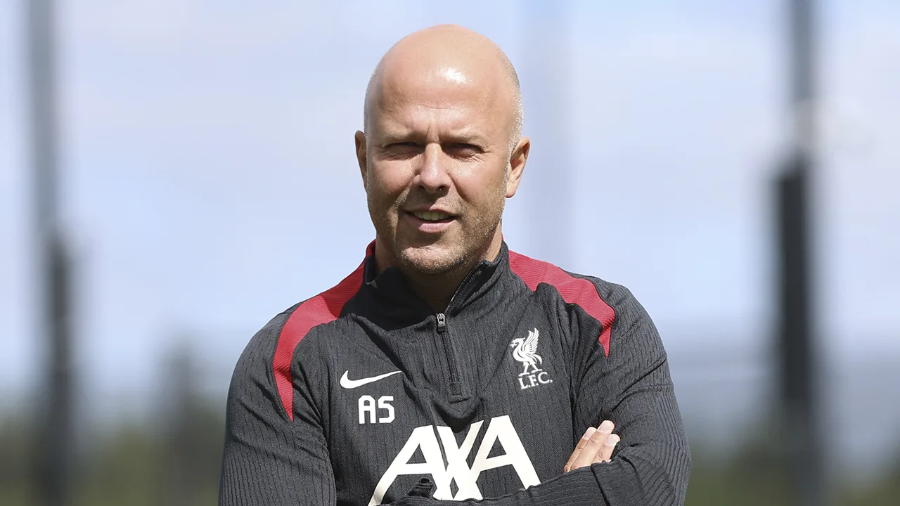 Arne Slot boekt eerste overwinning als trainer van Liverpool
