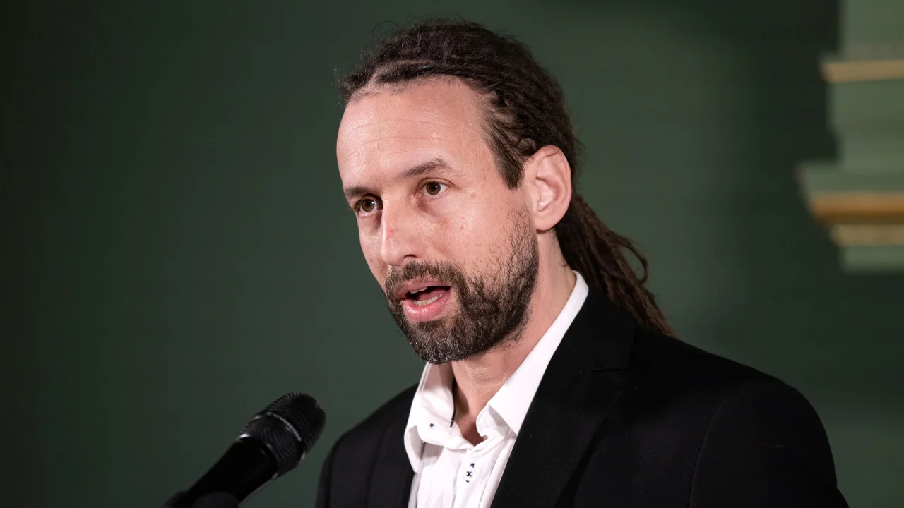 Amnesty doet dringend verzoek aan jurist Willem Engel na logo-misbruik: 'Stop verspreiden nepnieuws'