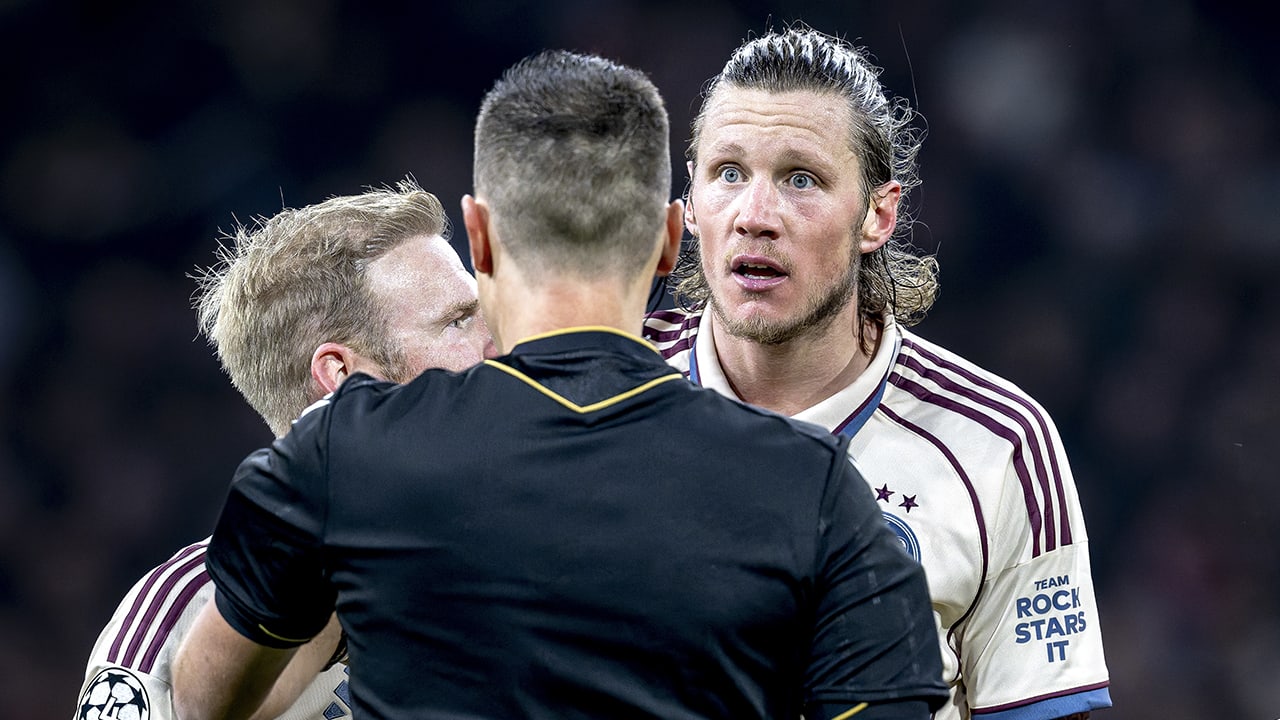 Ajax verliest in Johan Cruijff ArenA van Benfica en blijft puntloos in Champions League