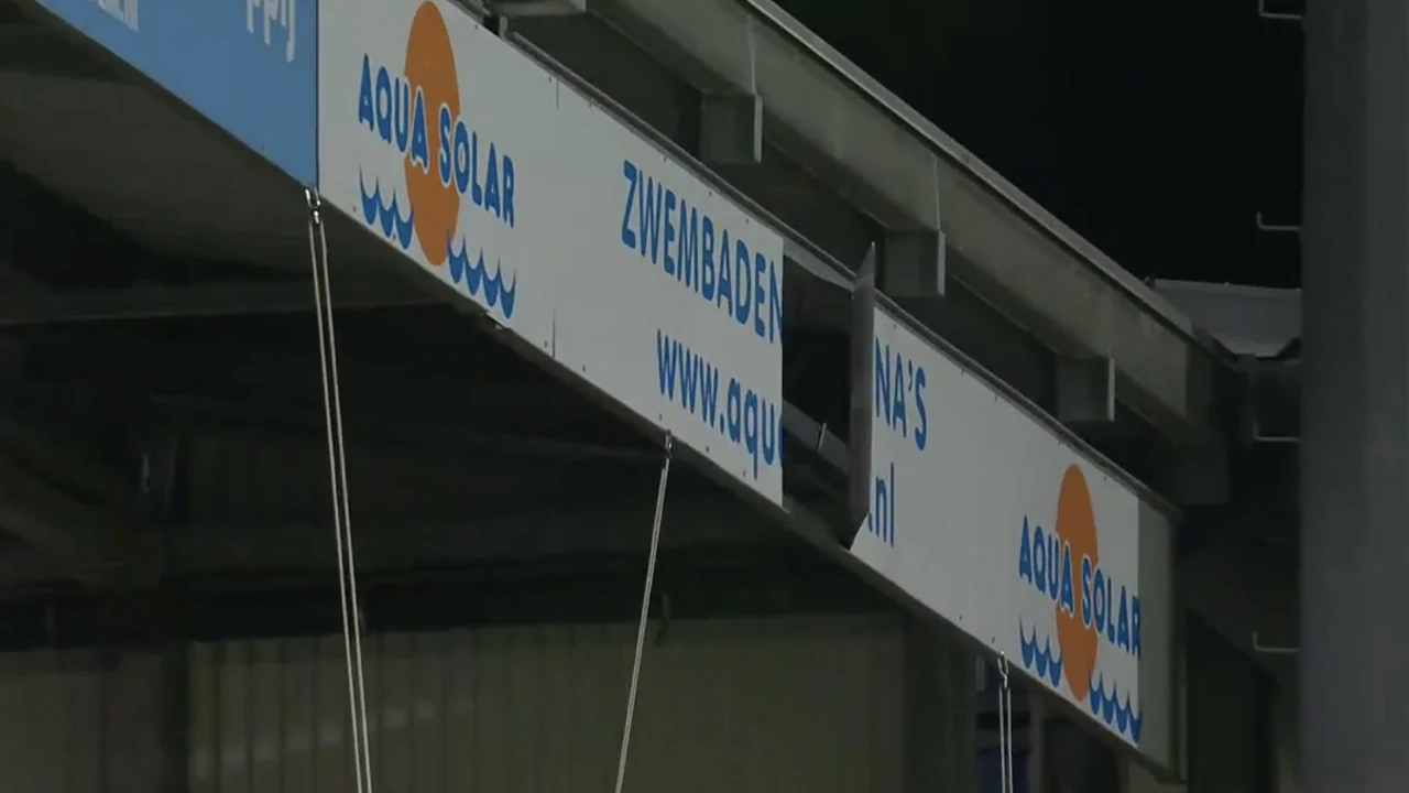 Fortuna-VVV half uur uitgesteld vanwege loshangend reclamebord