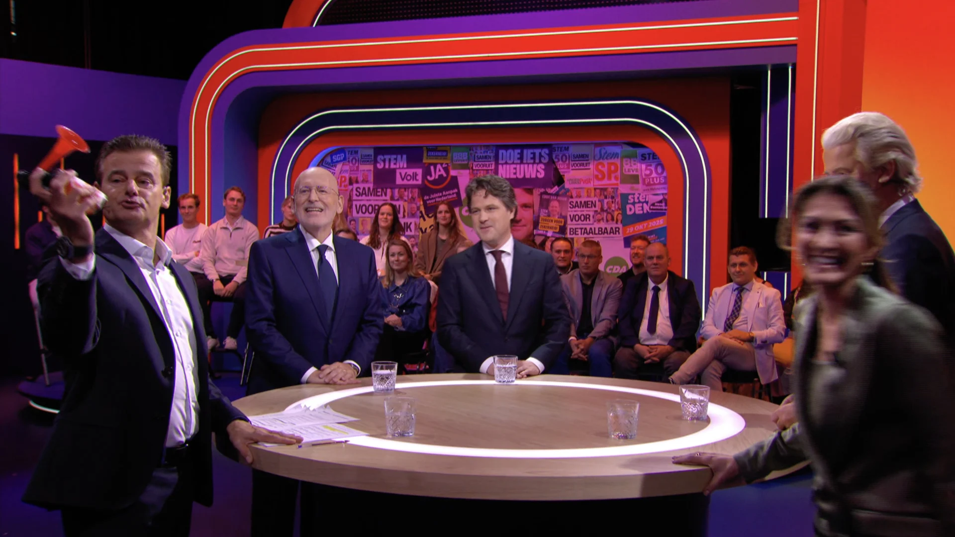 Wilfred Genee met toeter en emmer water bij Het Debat van Nederland: ‘Moet niet uit de hand lopen!’