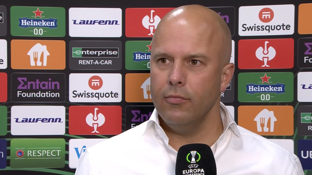 Slot baalt van nederlaag, maar is trots op Feyenoord: 'Een geweldige groep om mee te werken'