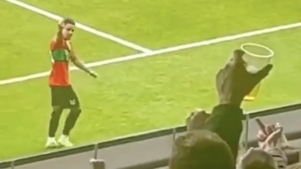 Video: NEC'er Verdonk steekt middelvinger op richting provocerende Eagles-fans