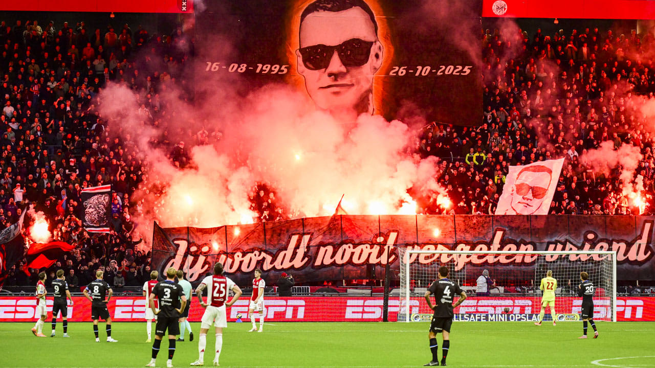 F-Side brengt eerbetoon aan overleden Ajax-supporter tijdens duel met Heerenveen