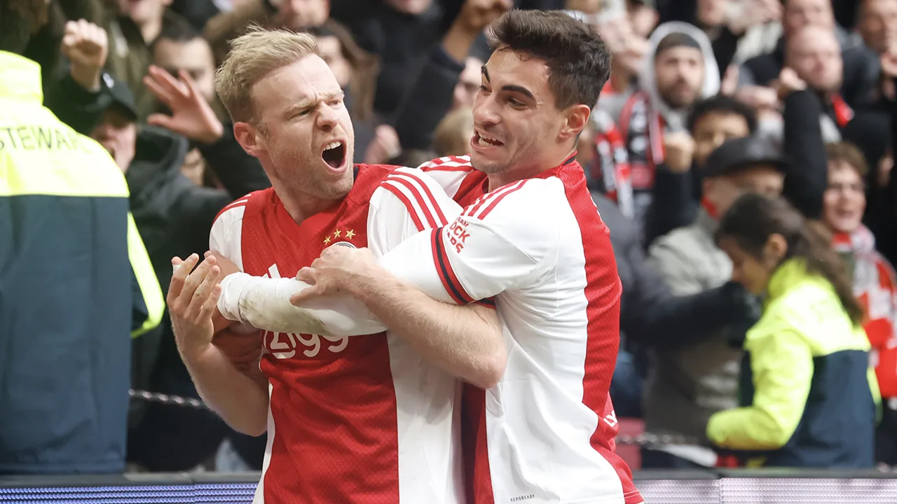 Ajax brengt aartsrivaal Feyenoord verder in problemen met vierde zege op rij