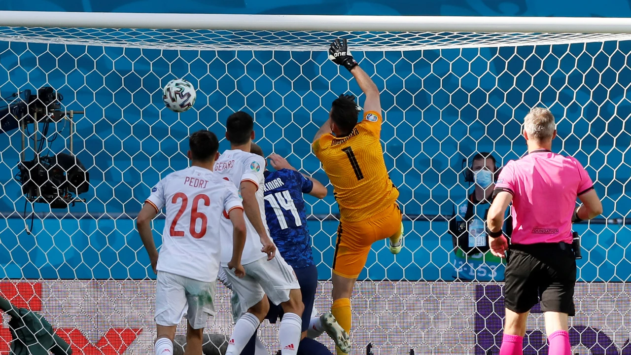 Spanje komt op curieuze wijze op voorsprong: Dubravka smasht bal in eigen goal