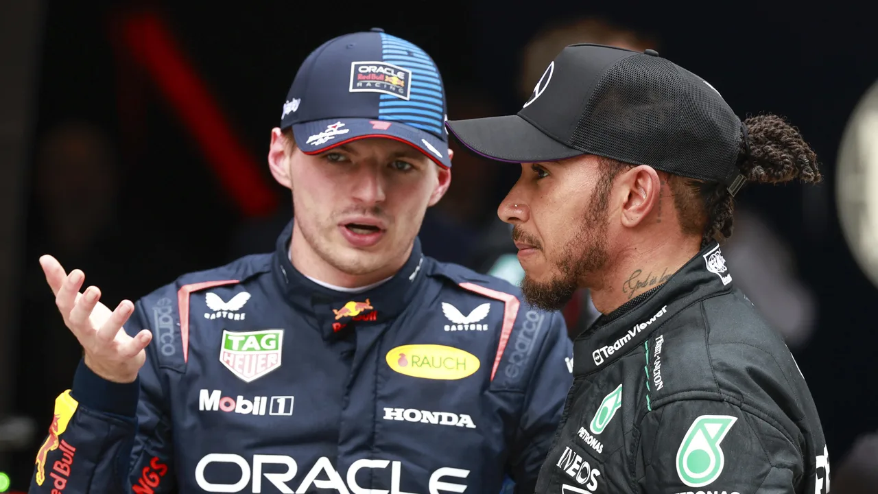 Lewis Hamilton begrijpt kritiek op Max Verstappen: 'Je moet je als kampioen gedragen'