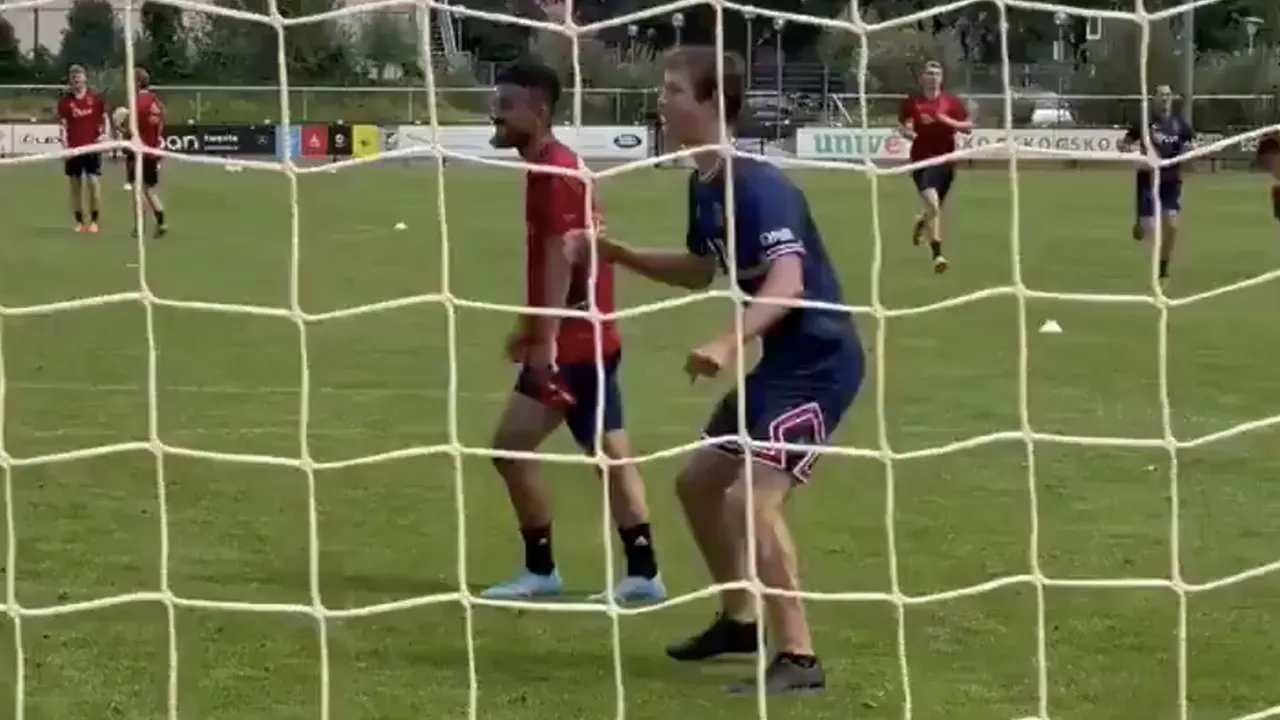 Naci Ünüvar nodigt supporter uit op trainingsveld Ajax