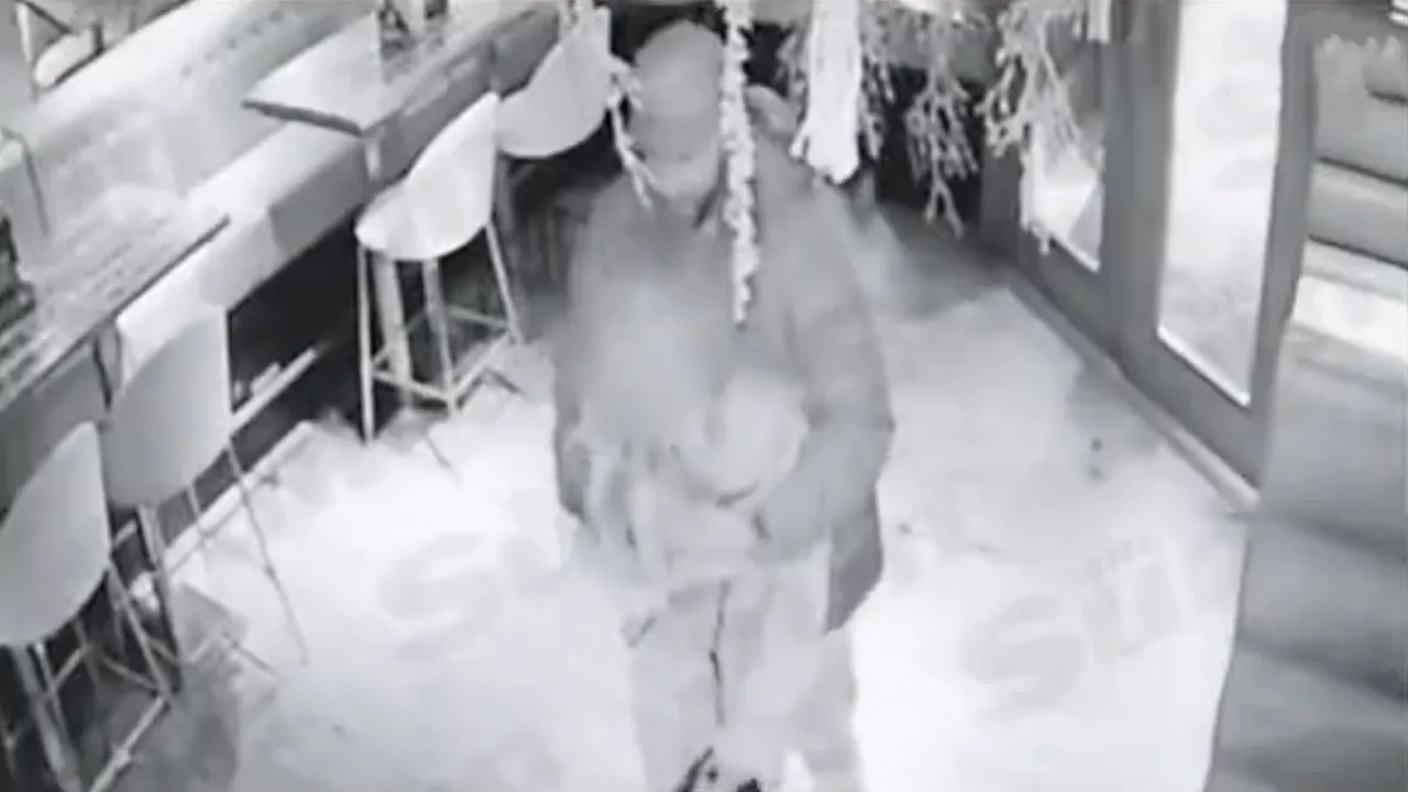 Video: Manchester City-verdediger Walker toont geslachtsdeel in café