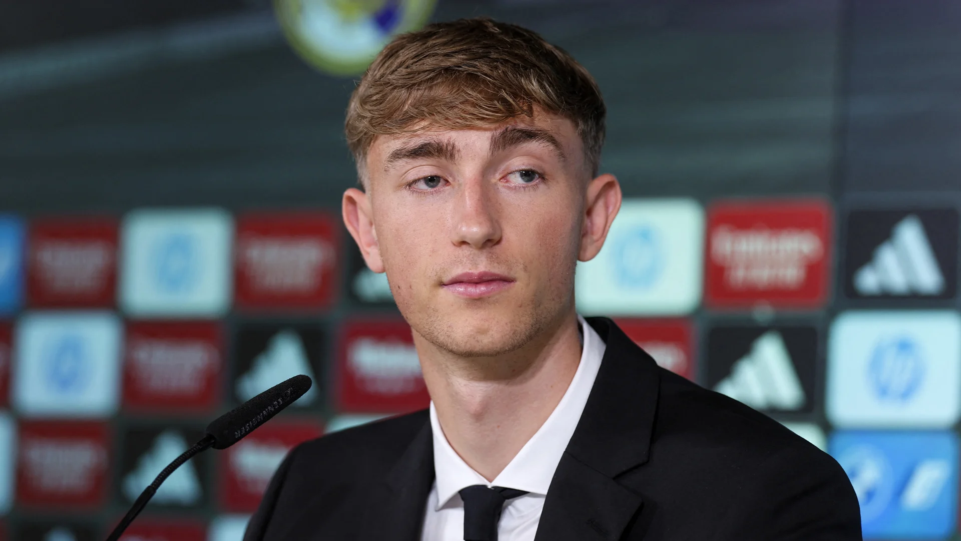 Dean Huijsen officieel gepresenteerd bij Real Madrid: 'Dit is de club van mijn leven'