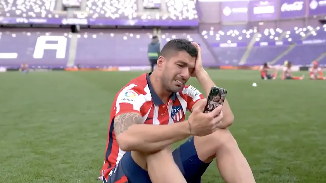 Wat een beelden: Suárez huilend op het veld na binnenhalen van de titel