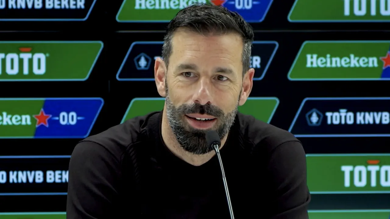 Van Nistelrooij blij voor doelman Drommel: 'Nu is hij de held!'
