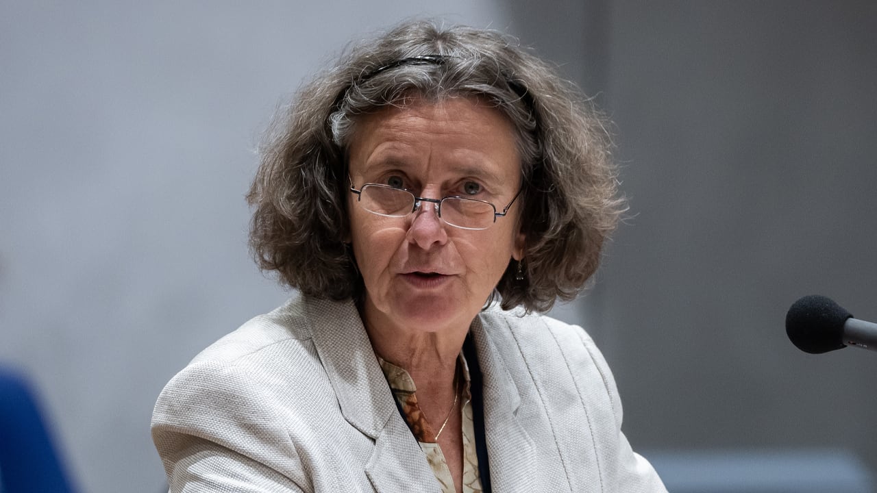 Marjolein Faber: asielopvang moet soberder, knutselen of koekjes bakken kan wel