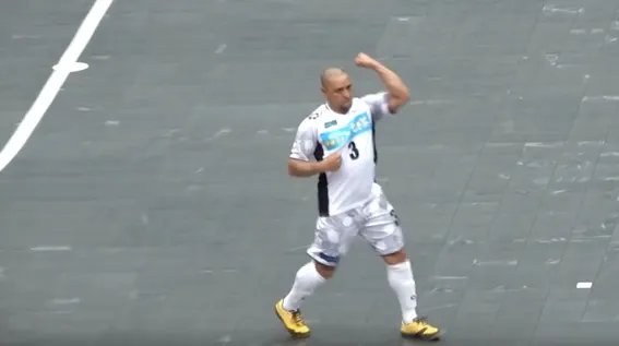 ZO! Roberto Carlos kan het nog steeds!