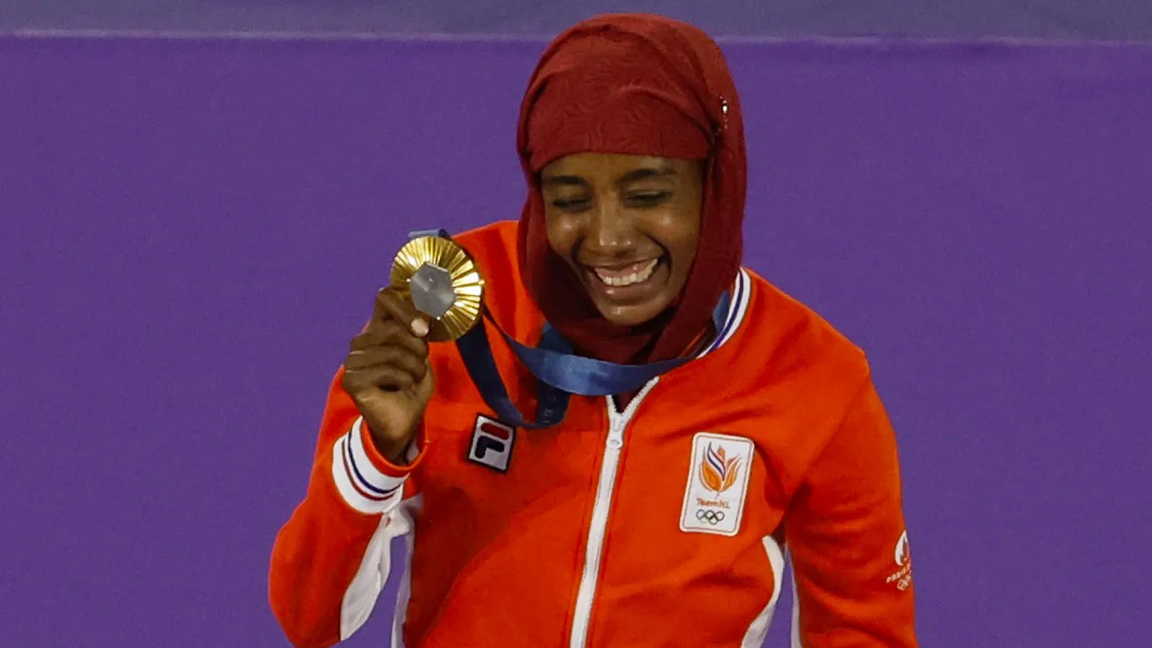 Hassan krijgt gouden medaille omgehangen in vol Stade de France