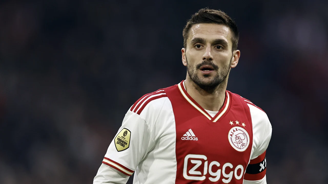 Ajax spreekt speculaties tegen: Tadić draagt OneLove-band tijdens Klassieker