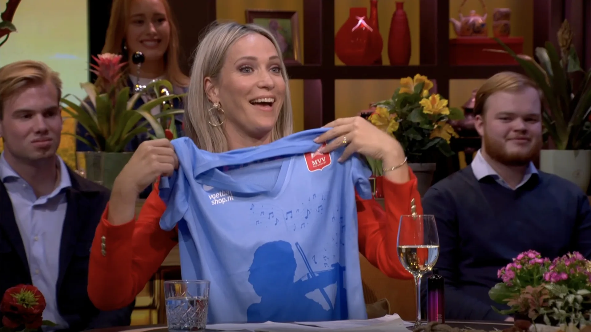 Hélène onthult André Rieu-shirt van MVV: 'Hier slaap ik vannacht in, ik ga naar bed met André!'