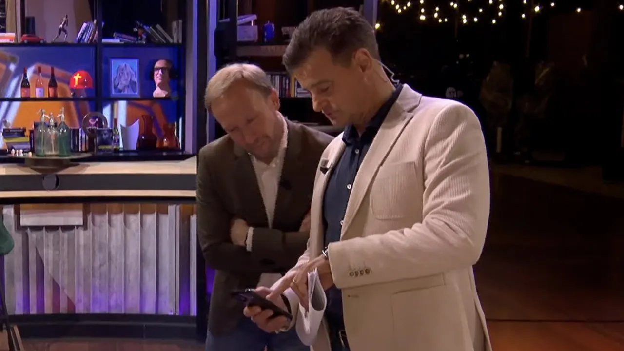 In de Wandelgangen: Wilfred Genee leest binnenkomend appje van Dick Advocaat voor