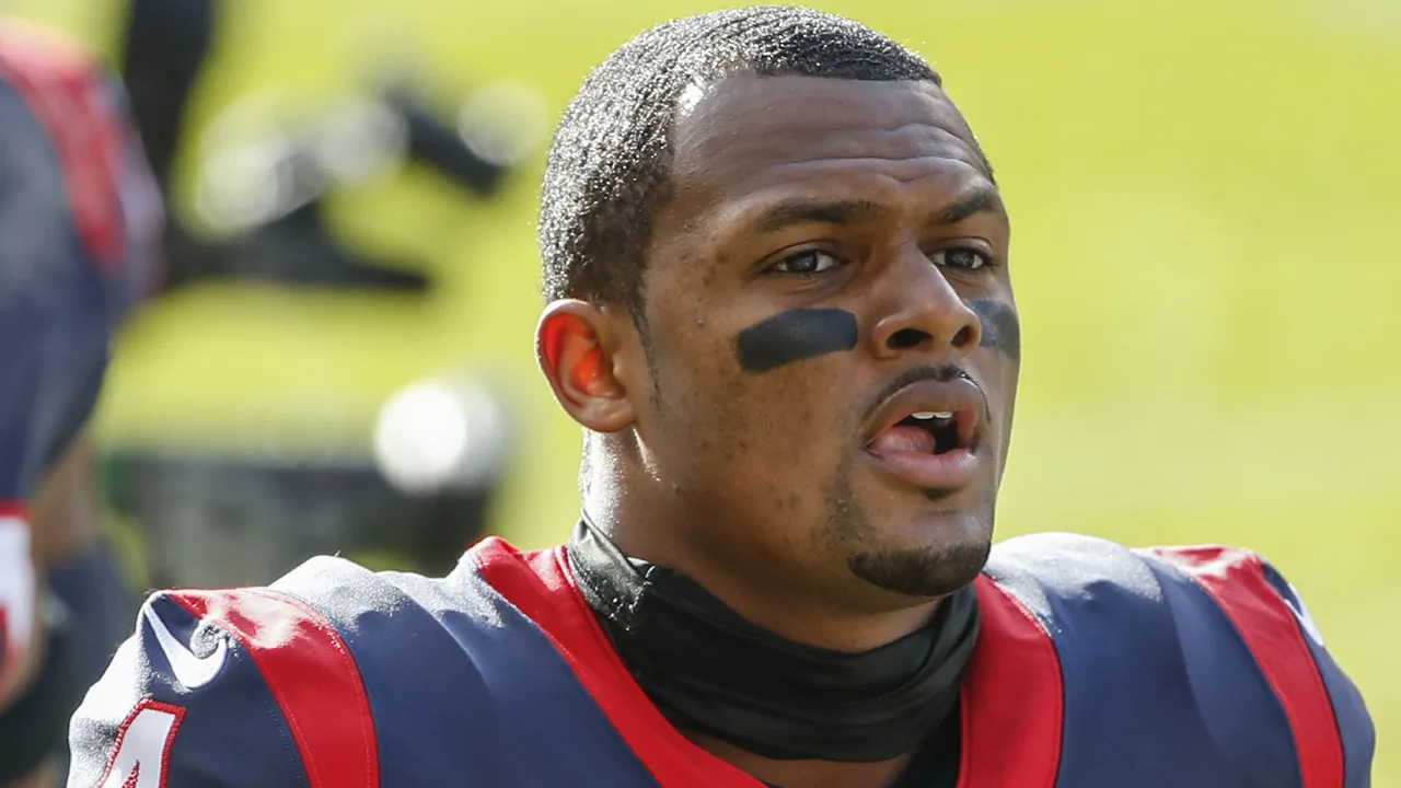 Quarterback met 22 aanrandingszaken tegen zich tekent voor 230 miljoen bij NFL-team