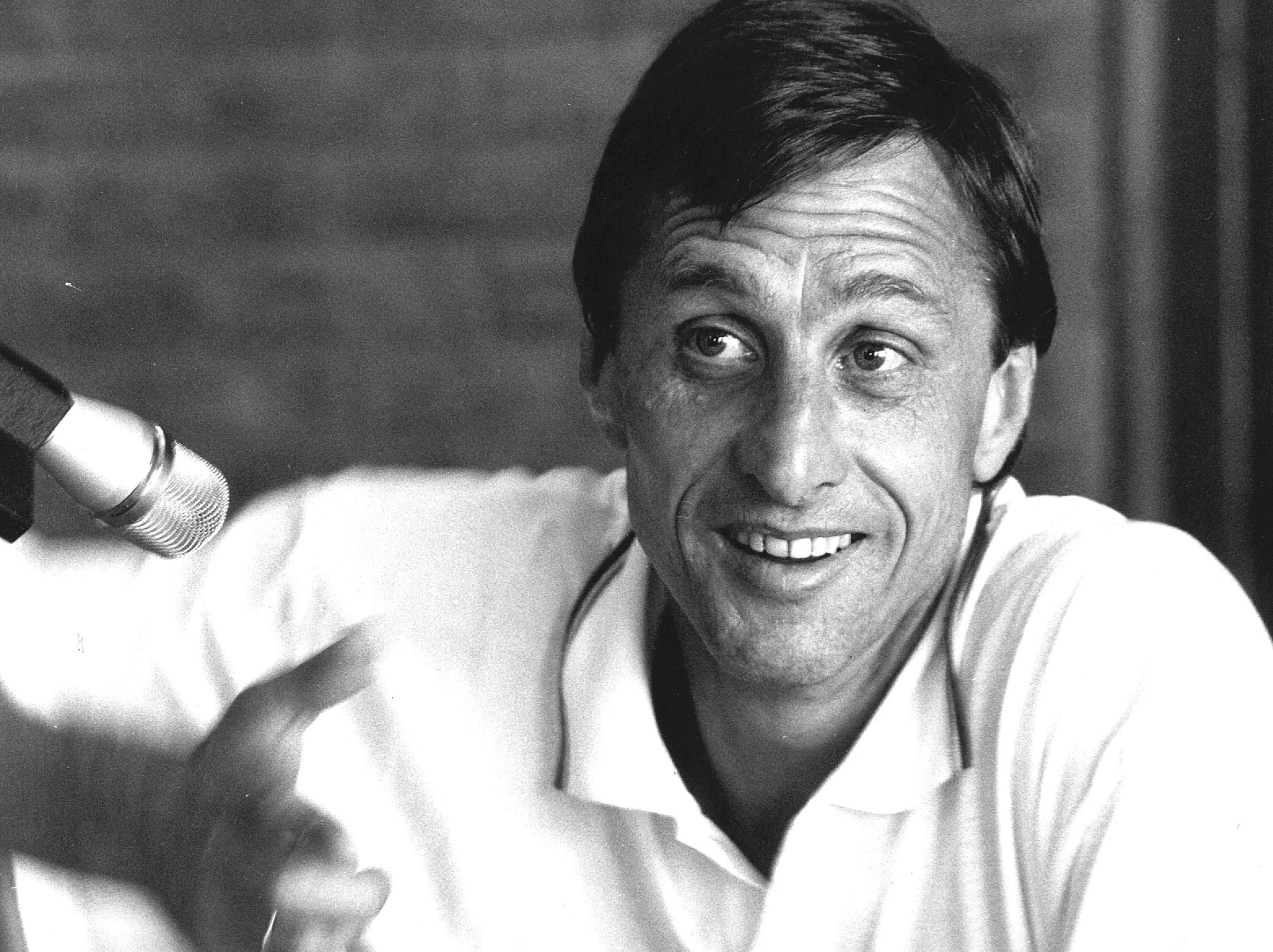 Voetbalwereld eert Johan Cruijff: 'Altijd in onze gedachten' 