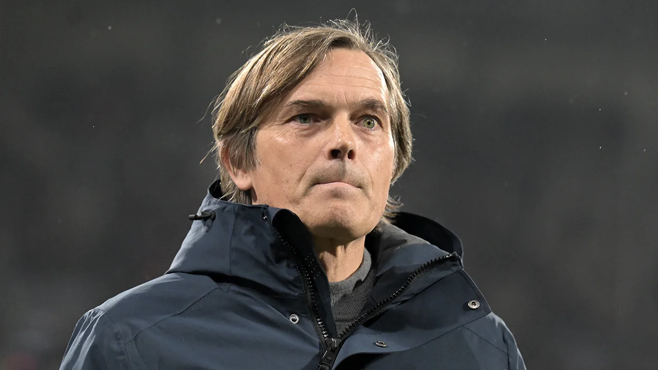 Phillip Cocu stapt op bij hekkensluiter Vitesse na nederlaag tegen sc Heerenveen