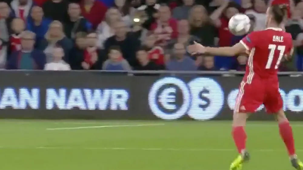 Gareth Bale imiteert Arjen Robben 