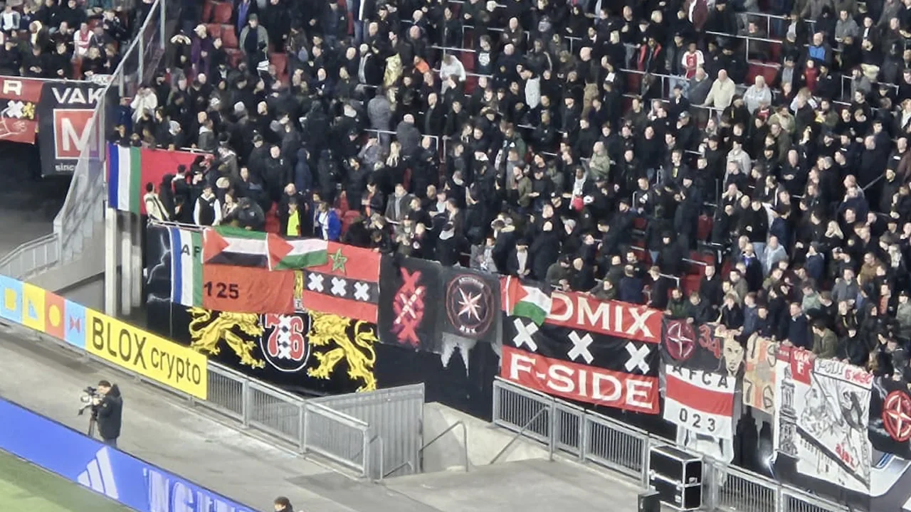 Onenigheid tussen Ajax-supporters op F-Side na tonen van Palestijnse vlaggen