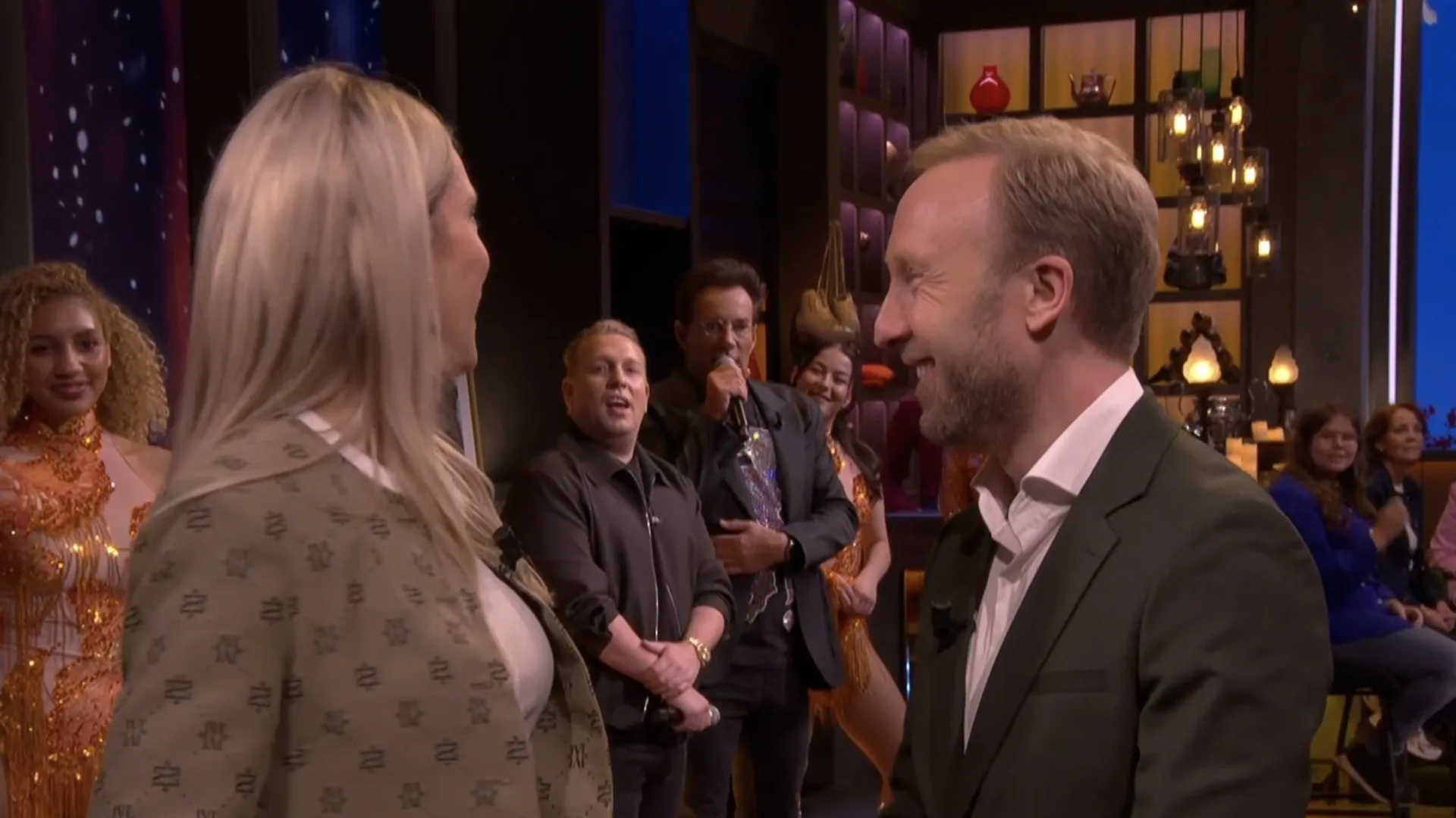 Gerard Joling onderbreekt Hélène Hendriks en Raymond Mens: 'Wat een slechte aankondiging!'